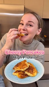 Cheesy High Protein Pancakes 🧀🥞 Lust auf herzhafte, proteinreiche Pancakes? Diese Cheesy Pancakes sind nicht nur super einfach gemacht, sondern auch glutenfrei, super fluffy und perfekt für eine gesunde Mahlzeit! 💪🏼✨ Zutaten: 🔹 30 g leichter Reibekäse 🔹 30 g glutenfreies Mehl 🔹 150 g Magerquark 🔹 1 Prise Backpulver 🔹 1 Prise Salz Zubereitung: 1️⃣ Alle Zutaten in einer Schüssel vermengen, bis ein glatter Teig entsteht. 2️⃣ Eine Pfanne auf mittlere Hitze bringen, Teig hineingeben und mit 