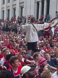 En las calles de Oslo, miles de aficionados noruegos celebran la victoria ante Costa de Marfil recreando el tradicional remo vikingo. #Latinus #InformaciónParaTi