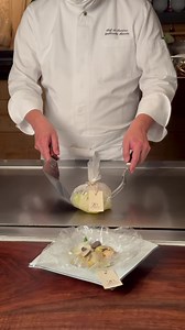 【けやき坂】 鉄板で仕上げる白身魚の包み焼きトリュフストック🐟💕 季節の鮮魚とお野菜を、特殊な耐熱フィルムで包み焼をする人気のお料理✨ 今季は開業20周年記念のロゴがついた特別バージョンでご用意しております。 出汁の旨みと豊潤なトリュフの香りをお楽しみください💗 The seasonal white fish and vegetable papillote is one of the most popular menu items at Keyakizaka, with its eye-catching presentation and mouthwatering truffle aroma👩‍🍳😋 With special packaging that proudly displays our 20th anniversary logo, this is the perfect time to try this iconic dish!😍 | Grand Hyatt Tokyo - グランド ハイアット 東京