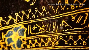 Batik yang berasal dari daerah Bengkulu ini disebut Besurek karena motifnya yang mengunakan kaligrafi Arab. Selain itu Batik Besurek juga biasa memiliki motif bunga Rafflesia. #KesenianIndonesia | Indonesia Kaya