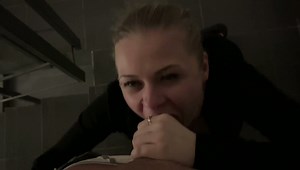 Соседка Вышла Покурить В Подъезд, Дал Ей В Рот Член И Трахнул Между Сисек Пок... - Aleks Sam (2025)