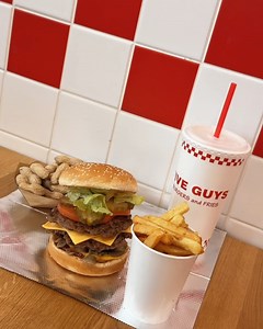 Sink your teeth into perfection with the delicious burgers from Five Guys, JBR! 🍔✨ Crafted with love, stacked with flavor – every bite is a taste of burger delight. استمتع بألذ طعم للبرجر لدى فايف جايز في جي بي آر 🍔✨ تلذذ بمذاقها المحضر بحب والمليئ بالنكهات المفضلة لديك! | JBR