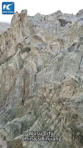 中国新疆ウイグル自治区イリ・カザフ自治州ウス市で、泥を噴出する泥火山を見てみよう。科学者たちは泥火山を調べ、噴出活動と地震の関係を研究している。 | China Xinhua News