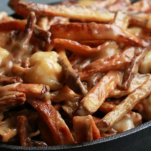 Le moment est toujours bien choisi pour savourer une bonne poutine classique | C'est Tasty