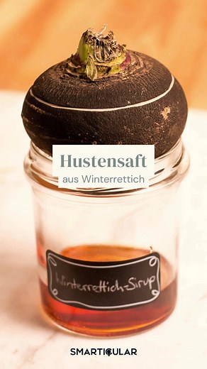 Unser Geheimtipp für die Erkältungssaison: Winterrettich und Kandiszucker in einem Schraubglas zu heilsamem Hustensirup verarbeitet. Geht schnell und schmeckt gar nicht so schlecht :) Seine schleimlösenden und antibakteriellen Inhaltsstoffe werden durch einen hohen Vitamin-C-Gehalt ergänzt und sind besonders wirksam bei erkältungsbedingten Husten und Halsschmerzen 💚 📗 Weitere Ideen und Rezepte für selbst gemachte Heilmittel aus dem Garten findet ihr in unserem Buch "Die Apotheke vor deiner Hau