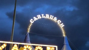 2.2K views · 97 reactions | Historischer Kassenwagen des Great Christmas Circus in Frankfurt. #circuscarlbusch #wille #chapiteau #greatcristmascircus #frankfurt #greatcristmas #weihnachtscircus #circus #carlbusch #zirkus #cirque #circo #top #meinecircuswelt #schindelwagen #historisch #cassa #nostalgie #kasse #oberlichtwagen | Meine Circus Welt | Facebook