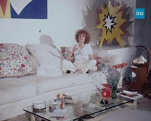 DELPHINE ET SES CHATS 🐱 "Je ne sais plus comment c'est sans elles". 1980. Les "petites" de Delphine Seyrig sont deux chattes persanes, Olivia et Révolution (née en mai 68​) dont l'actrice est complètement gaga. Et on la comprend ! L'une arbore un intense pelage noir de jais et l'autre d'un blanc immaculé. Absolument irrésistibles ! | INA