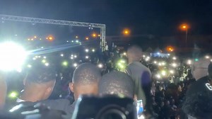 Mohamed Diaby donne de l'argent à Seydou Chee sur scène lors du concert à la place du cinquantenaire de Bamako 👏👏 | ACTUMALI-RAP