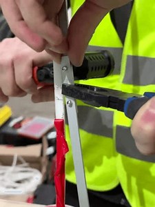 Mann in Sichtweste mit Crimpwerkzeug, um: Stockvideos & Filmmaterial (100 % lizenzfrei) 4000131525 | Shutterstock