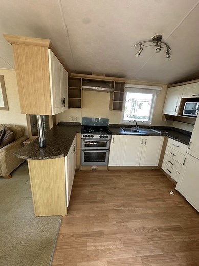 Mobile Home Caravane Willerby Granada 🔥 Prix:10'000€ Dimension :33 x 12 2 chambres Très propre et bien rangée Double vitrage / Chauffage central au gaz Toiture en pente Châssis galvanisé Belle cuisine moderne avec cuisinière à gaz Canapé d'angle dans le salon Cheminée moderne avec insert à gaz Grande chambre principale avec salle de bains attenante Chambre à deux lits avec lits jumeaux Douche spacieuse Gouttières et descentes pluviales en PVC 👉Possibilité d'acheter EN MENSUALITÉS👈 ✅LIVRAISON