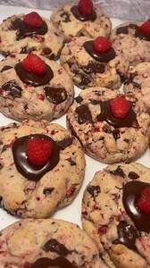 The most light but decadent Raspberry Dark Chocolate Chunk Cookies Stuffed w/ Raspberry Cheesecake 🤯 #mothersday #mothersday2024 #chocolatechunkcookies #chocolateraspberry #raspberrycheesecake #chocolatechipcookies #chocolatecookies #cheesecakecookies #fyp #viral | Brooki Bakehouse