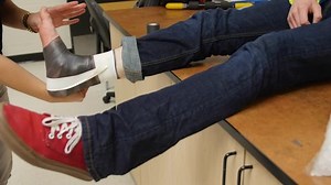 Doctor Examins Bandages Sprained Ankle: vídeo stock (100% livre de direitos) 15571471 | Shutterstock