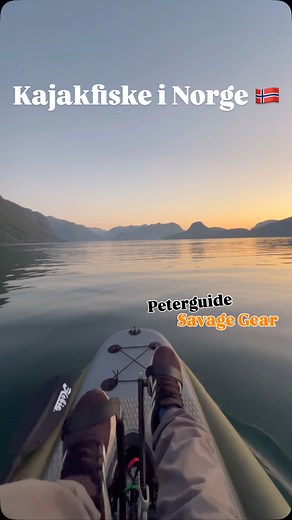 Nattfiske med min Hobie Kayak i Norge 🤗❤️🐟 Spännande att glida runt över en spegelblank och vråldjup fjord mitt i natten. 😬 Jag fick lägga mig 20 meter ut från land för att inte linan på haspelrullen skulle ta slut. 😂 Har aldrig försök detta innan men hade som tur med mig ett deeper lod och paddlade runt för att hitta fisk som jagade i frivattnet och det funkade bra 👍 adapt and overcome.. #åndalsnes #kajakfiske #norge #fjord #trollstigen #kayakfishing #fishingguide #peterguide #seafishing #