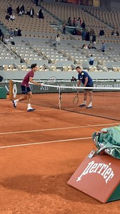 Faire un Djoko avant de le jouer ce soir 🃏 P2H à l’entraînement 🎾 #RolandGarros | FFT - Fédération Française de Tennis