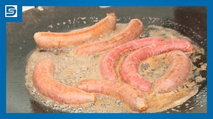 4.6K views · 56 reactions | Remekül vizsgázott a felújított Mondbach-kúria udvara, mint rendezvényhelyszín. Nagyon sokan voltak kíváncsiak a szombaton rendezett 12. Kolbásztöltő-fesztiválra, a végig remek hangulatú eseményen tíz csapat vágott neki a kolbásztöltésnek és –sütésnek, majd versengett a zsűri kegyeiért. A tömegével kilátogató dunaújvárosiak pedig remekül szórakozhattak. | Dunaújváros Televízió | Facebook