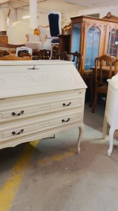 Toaletka i sekretarzyk po stylizacji. RAL1013. Ciepły, mleczny ecru. Toaletka 2400zł. Sekretarzyk 1500zł. | Galeria Mebli Zachodnich Kazimierzowo