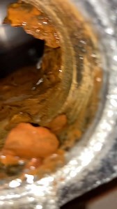 Dlaczego nikt Ci nie powiedział, że nie łączy się złączek ocynkowanych ze stalą nierdzewną? Raczej tu chodzi o głupotę i próbę zaoszczędzenia dosłownie kilkuset złotych przy kotłowni za kilkadziesiąt tysięcy. Totalny absurd i każdy kto tak połączy instalacje powinien na własny koszt to poprawić. Tak wiem, teraz zadrżą kotłownie z szachownicą ocynk/mosiądz/stal i ich właściciele, ale może to i dobrze bo część świadomości w tej materii zmieni się w szybkim czasie. #błedy #ocynk #ocynkonoza #stal #