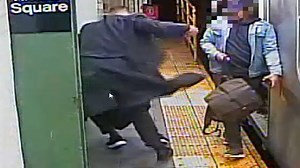Police looking for suspect who assaulted man at Times Square subway station