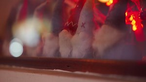 「クリスマスツリー、クリスマスライト、装飾品で飾られたクリスマスの小売りの窓展。」の動画素材（ロイヤリティフリー）1046982481 | Shutterstock