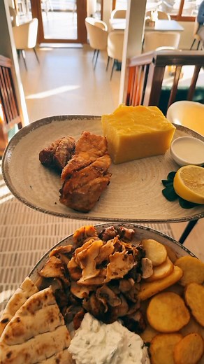 🔥 Porții generoase, gust autentic! 🥙 Gyros de pui, porc sau mixt – proaspăt, suculent, perfect condimentat! 🐟 Crap sălbatic prăjit sau la grătar, exact cum îți place! 💛 Vă așteptăm să le degustați! 🚗 Delivery disponibil – gustul vine la tine! #foodlover ☎️ (0727) 347 288 ☎️ | PUB Techirghiol