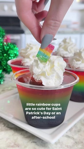 Rainbow Jello Cups 🌈 #rainbow #kidssnacks #kidsfoodideas #kidscrafts #rainbowfood #jellocups | Homemade Food Junkie