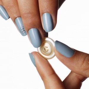 Plus qu’une couleur, un vernis CHANEL. Chaque vernis CHANEL est une signature. Un geste qui raconte une culture de la Maison, d’avant-garde et de liberté. 24 teintes vibrantes à découvrir sur chanel.com/-LeVernis_Film_WW | CHANEL