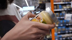 Einzelhandel und Kunde in einem Geschäft: Stockvideos & Filmmaterial (100 % lizenzfrei) 3575817081 | Shutterstock