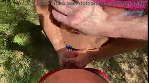 Baise et éjacule en string dans un parc public en été.