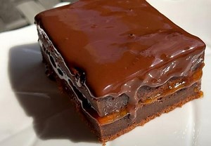 BRZINSKI ČOKOLADNI KOLAČ SA DŽEMOM: Najsočnija i najsavršenija poslastica koju ćete ikad probati! (RECEPT, VIDEO)