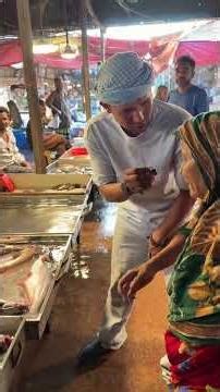 অসহায় চাচিকে পাঙ্গাস মাছ কিনে দিলাম । Manik Miah #manik_miah