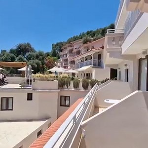 11K views · 36 reactions | Een van de door jullie meest genoemde favoriete hotels, in Parga...  "Valtos beach hotel in Parga. Gastvrijheid hoog in het vaandel. Alles nog in familiebeheer. Prachtige ligging!", aldus bijvoorbeeld Esther Van Leijen Van Het Kaar. Op Google Reviews, waar de getoonde video vandaan komt, krijgt dit 4* hotel een dikke 4,5 uit 5 gemiddeld. Boekbaar via o.a. D-Reizen en TUI: zie links in de comments  | Verslaafd Aan Griekenland | Facebook