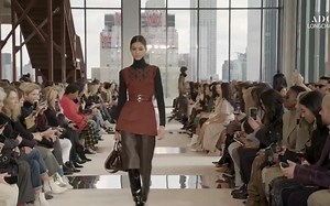 人气超模Mika Schneider 2020秋冬系列T台秀