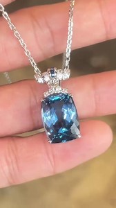 จี้พร้อมสร้อย London blue topaz 14กะรัต สีน้ำเงินเข้ม มีเสน่ห์...