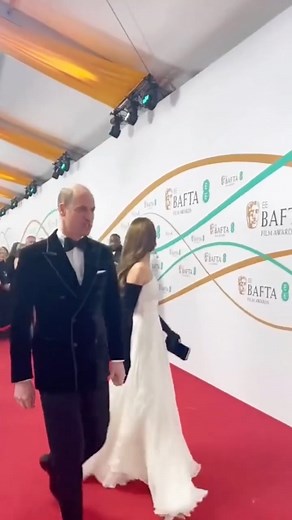 Kate cheeky little bottom tap🥰 #princewilliam #katemiddleton | William & Catherine