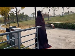 伪装拘束 Bondage under clothes 美女在户外公园散步，在古风马面裙和披风下完美隐藏拘束的绳子和镣铐