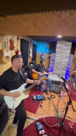 @poccoloccobiograd naš je omiljeni club, pa za sami start i otvaranje sezone sviramo više covera koji nam se sviđaju, a u tome nam iz 💙 pomaže @duskabs5 🔝🎙️🔥 07.06. > @poccoloccobiograd #BuđenjeLive #It’sOnlyLove | Darko Bakić