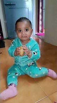 Baby playing with veg 🥦🥕🌽