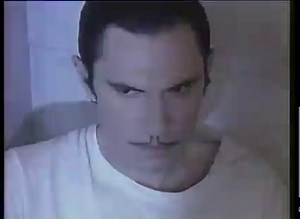 [BACK TO THE 80's 🎤 ] Catherine Ringer et Les Sparks seront en concert demain à La Cigale pour célébrer les 30 ans de la salle mythique dont elle avait fait l'ouverture en 1987 avec les Les Rita Mitsouko ! Derniers billets: http://bit.ly/2wN4VMK 💦👇 [Re]-découvrez le clip de leur titre phare "Singin' in the shower" 👇💦 | Because Music