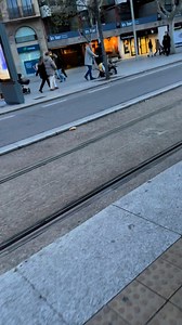 6.9K views · 324 reactions | Chica española ayuda a colombiano en la calle | El travieso ortiz | Facebook