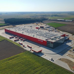 📢Centrul Logistic Modern Mirjan24 - a pornit cu toate forțele🔥💪 🌟Cu multă mândrie și satisfacție vrem să vă informăm că s-a încheiat prima etapă a lucrărilor legate de construcția Centrului Logistic Modern. 📦🚚 Complexul de mare suprafață funcționează deja la capacitate deplină. Pe 30 000 m2 se află un spațiu inovator cu depozitare pe înălțime, în care au fost utilizate cele mai moderne tehnologii. ⚡☺ 🌟Asta însă nu este tot!! La începutul noului an va fi dată în folosință clădirea de birou