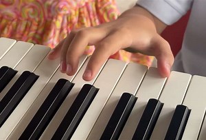 Kay y Emmanuel: dos niños de 9 años que sueñan en grande a través de la música | Teletica