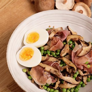 Need dinner inspiration? Check out our Shiitake mushrooms, peas, prosciutto and jammy eggs recipe ✅ Full recipe 👇 Preparation time: 10 mins For 4 servings 👉 4 tsp of olive oil 2 tsp of garlic flakes / dried garlic 400g of frozen peas 1 tsp of salt 1/4 tsp of pepper 100g of prosciutto 4 eggs 350g of shiitake mushrooms, sliced Salt and pepper Recipe steps 👉 1. Place a large pan on medium heat and add 2 Tbsp of olive oil. Add the sliced mushrooms and cook until golden brown. Season with salt and