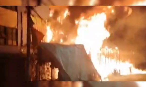 Fuerte incendio sacude zona centro de CDMX frente al Mercado de Sonora