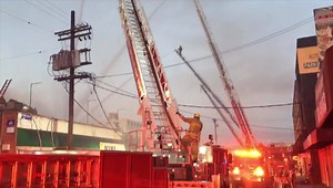 Over 100 LAFD Central Firefighters are in hour two battling this Greater Alarm commercial structure fire in DTLA. There are two adjoined buildings crews have been successfully defending from fire extension with no injuries reported. This is an extended duration operation and all are advised to avoid the area of Wall St x Pico 🎥 Cody Weireter | Los Angeles Fire Department