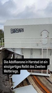 😲 Die Adolfkanone in Harstad ist ein einzigartiges Relikt des Zweiten Weltkriegs. Von den ehemals 11 gebauten Geschützen existieren heute nur noch 4 Exemplare – und alle befinden sich hier in Harstad. Immer wieder kursieren falsche Infos, dass auch bei Kristiansund Adolfkanonen stehen würden – das stimmt nicht. Dieser Standort ist weltweit der letzte, an dem diese gigantischen Kanonen noch erhalten sind. Demnächst das komplette Video auf unserem Kanal. YouTube: Simply_Adventure ————————————————
