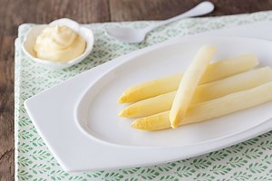 Por fin hay espárragos blancos frescos en el mercado y esta es la receta que nunca me falla para disfrutarlos en casa