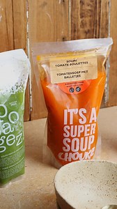 (FR⬇️) ❄️ Lange winteravonden = comfort food, maar… met de Deli-touch: Belgisch, artisanaal en van topkwaliteit! 🥰 Op het menu: hartverwarmende soep die het effect heeft van een zachte plaid voor het vuur 🔥 🍅 Tomaat met balletjes, courgette met Boursin of pompoen… daar smelt je voor! @potagez.legumes.bio Chouke Soup #SmakelijkMakkelijk > Altijd een reden om een Deli’ke te doen! ❄️ Longues soirées d’hiver = comfort food… mais avec la touche Deli : belge, artisanale et quali ! 🥰 Au programme ?