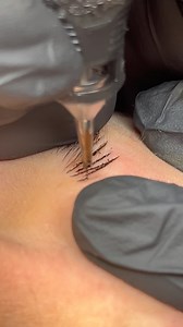 📒 NanoBrowse Hairstrokes – Maschine oder Microblading? Wir sagen: Es gibt kein Schwarz oder Weiß! ✨🎨 Microblading oder Maschine – welche Technik ist besser? Diese Frage spaltet die PMU-Welt. Doch wir finden: Es geht nicht um besser oder schlechter, sondern darum, die Technik zu beherrschen und richtig anzuwenden! 💡🔥 Mit der Maschine lassen sich auch ultrafeine Härchen zeichnen. Doch wer denkt, dass das automatisch „besser“ ist, sollte die Techniken genau vergleichen: ✅ Microblading ermöglich