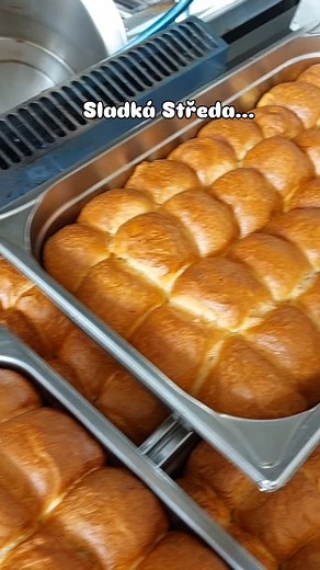 Domácí buchty jsou nachystané... #buchty #polednimenu #tvaroh #povidla #jidelna | Jídelna U Toušků