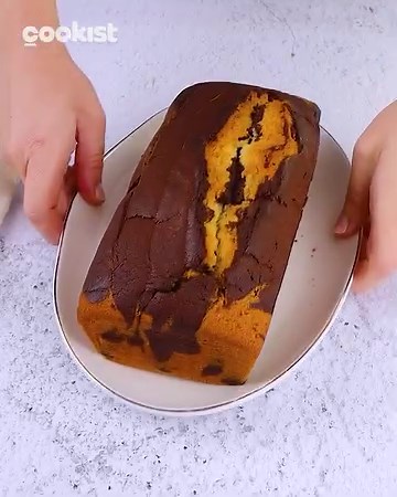This is such a fun way to make a tasty two-tone pound cake at home! | Cookist Wow